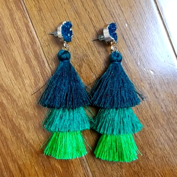 Green Tassel Earrings NEW - Picture 3 of 5